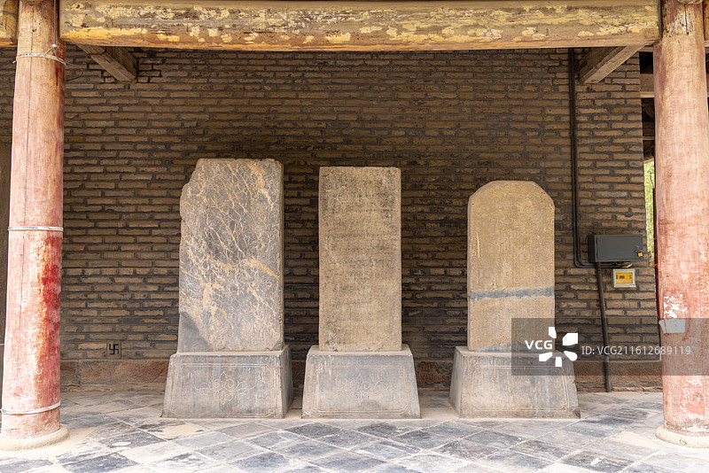 甘肃张掖皇家敕建的寺院 张掖大佛寺 大佛殿外四周摆放的石碑图片素材
