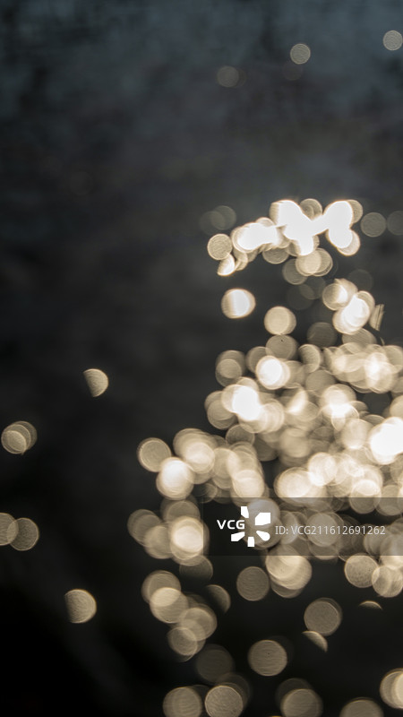 黑白色彩色模糊水流反光斑背景特写图片素材