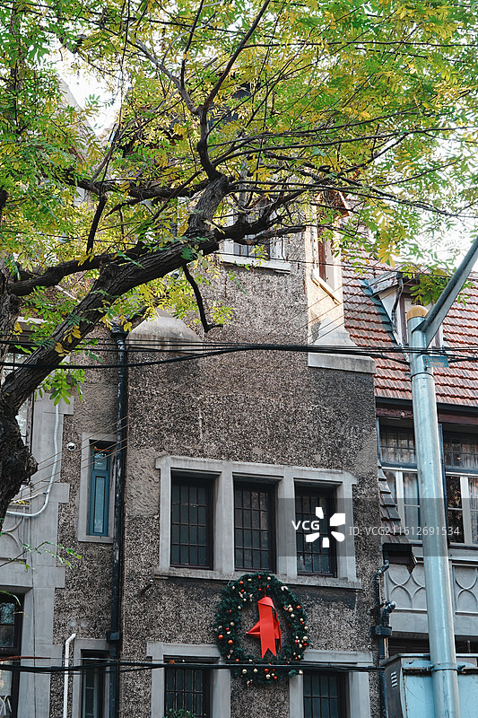 秋冬时节夕阳下上海衡复风貌区老洋房Citywal图片素材