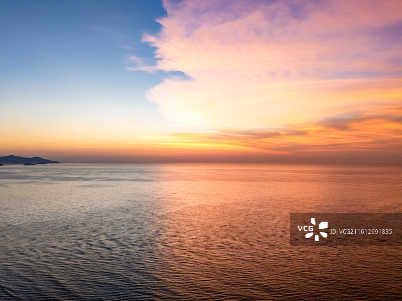 广东惠州惠东县情人堤驿站海岸线日出时刻海天一线分隔图片素材