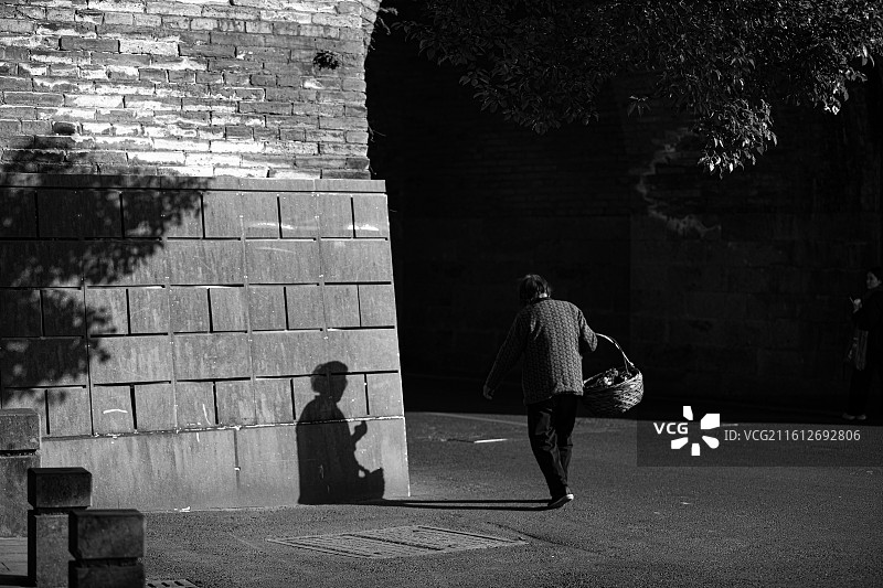 老城步履图片素材