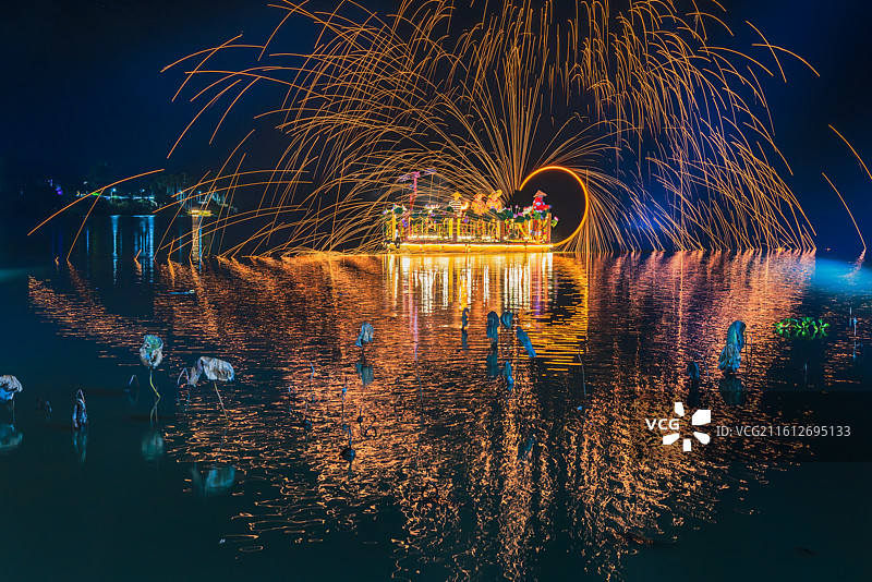 海南省琼海市大路镇湖仔二村世界热带水果之窗，热带水果示范区收集展示着680多种热带水果，定时烟花表演图片素材