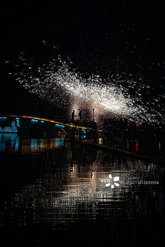 黄州遗爱湖公园灯节、打铁花表演图片素材