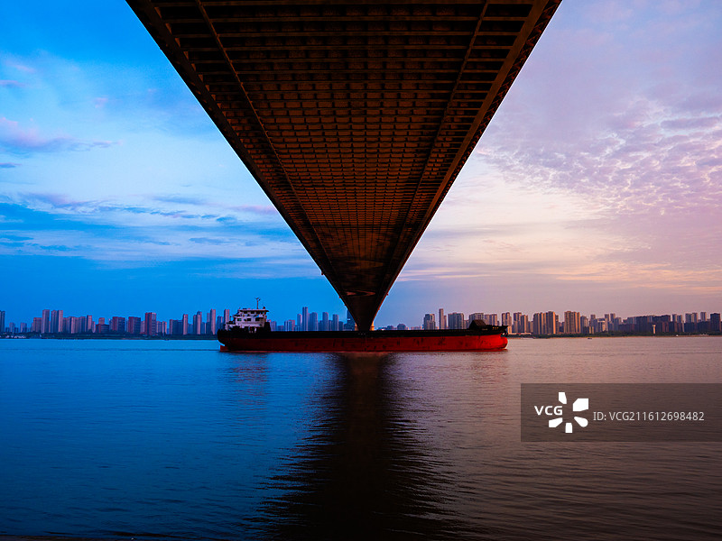 武汉杨泗港大桥的蓝调时刻图片素材