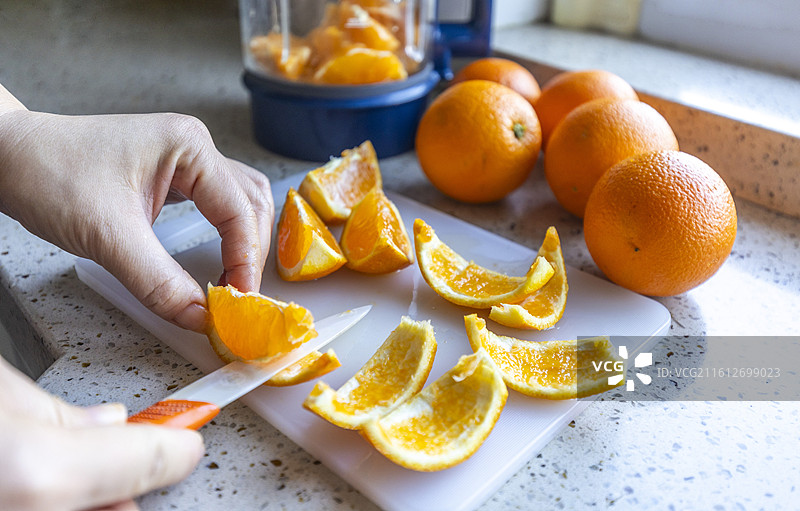 正在切橙子的一双手图片素材