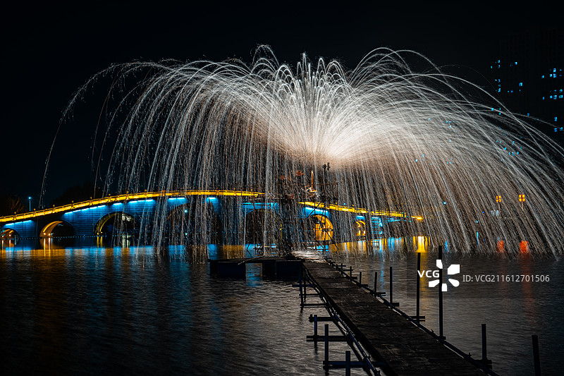 黄州遗爱湖公园灯节、打铁花表演图片素材