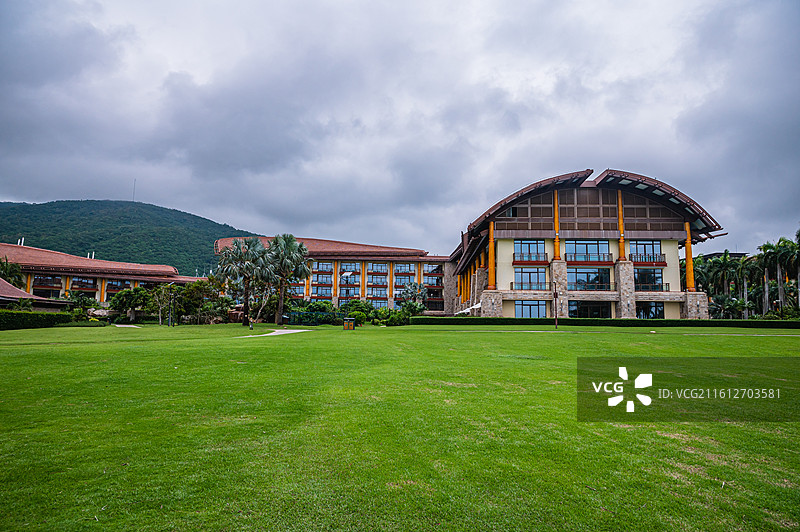 依山傍海的奢华度假酒店热带全景图片素材