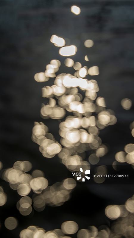 黑白色彩色模糊水流反光斑背景特写图片素材