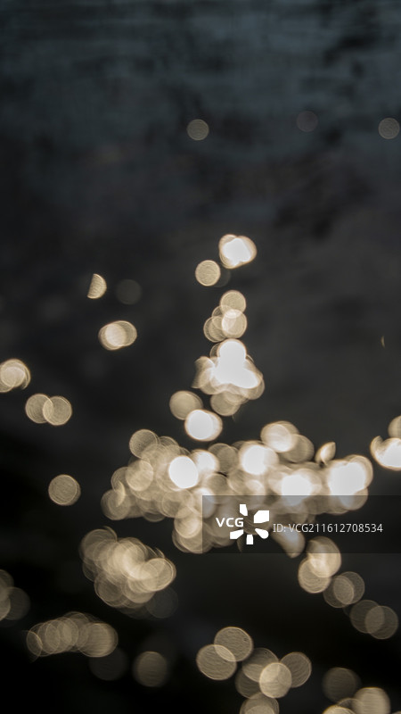 黑白色彩色模糊水流反光斑背景特写图片素材