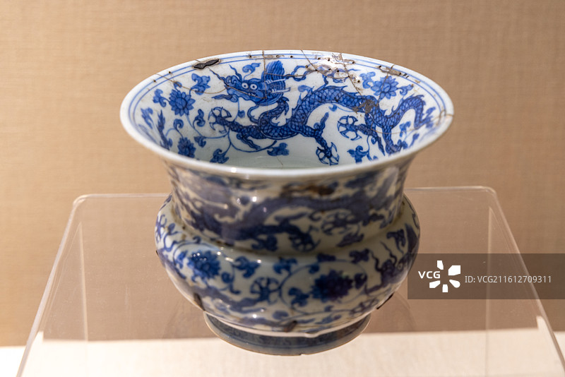 甘肃张掖博物馆 明 正德青花渣斗图片素材