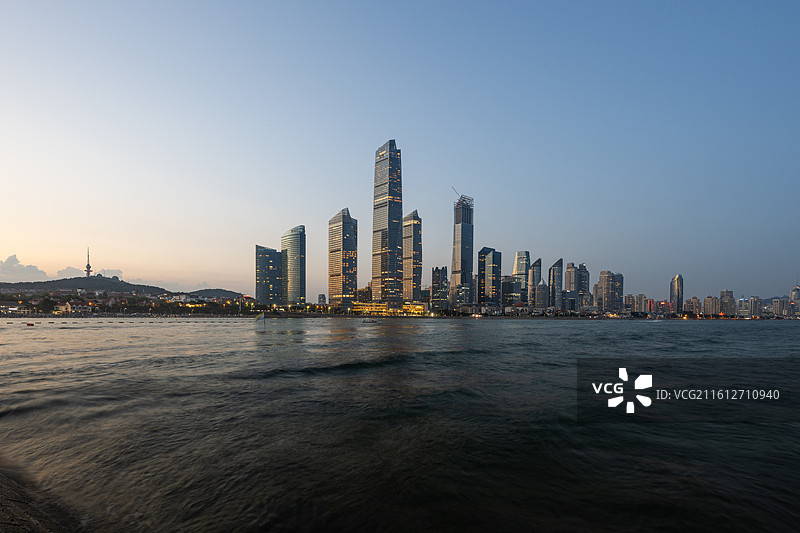 海岸城市天际线黄昏倒影-金融商务区轮廓-滨海经济发展意象-现代城市资本视觉图片素材