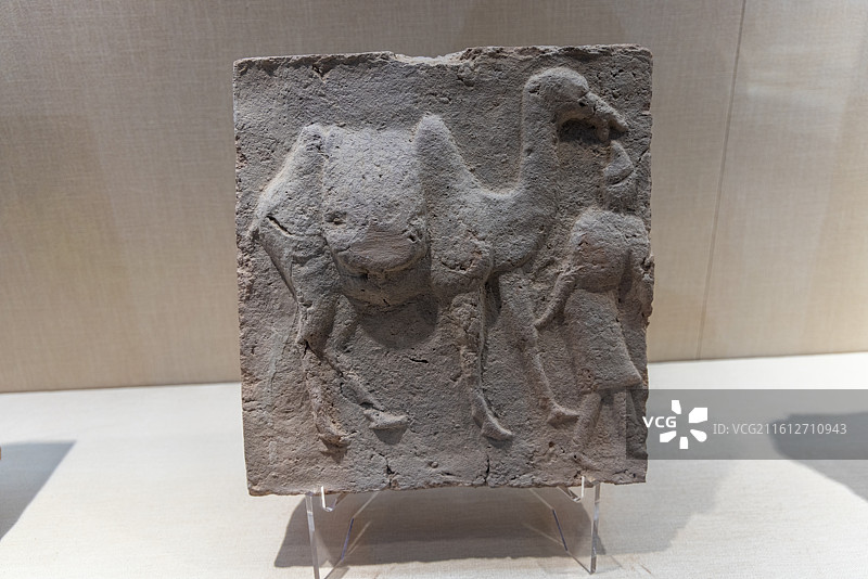 甘肃张掖博物馆 唐 模印胡人牵驼画像砖 张掖甘州区新乐小区唐代墓出土图片素材