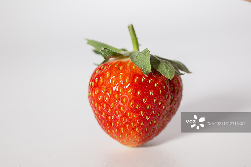 白色背景上的草莓特写镜头图片素材
