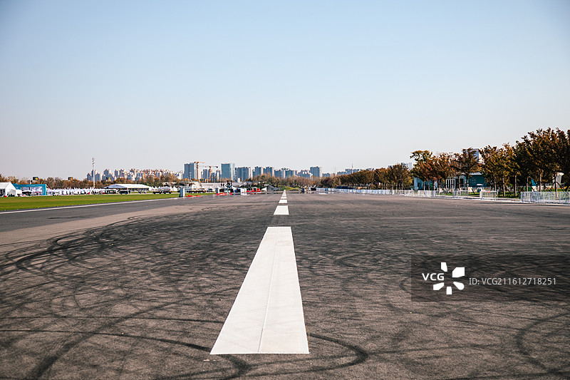 安徽合肥骆岗中央公园 梦想大草坪边的骆岗机场航站楼旧址图片素材