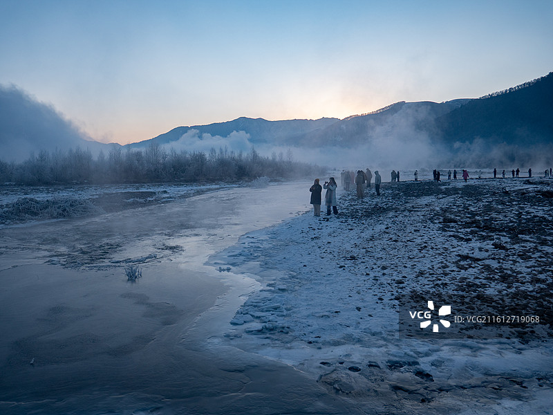 等日出的人们图片素材