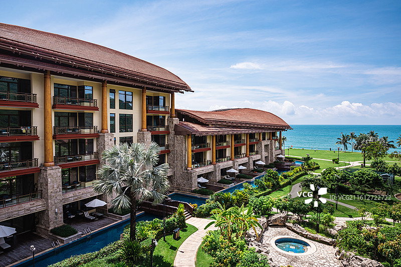 三亚海滨度假酒店特色客房建筑与私家泳池图片素材