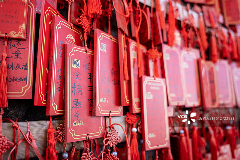 终南山南五台景区灵应台大量悬挂的红色许愿牌图片素材