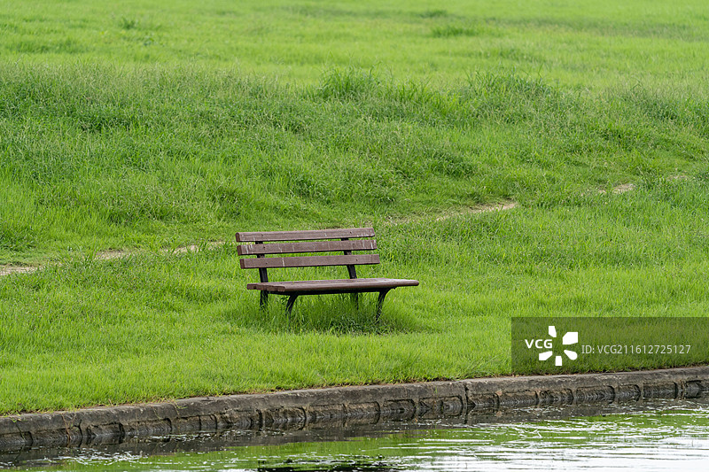 水塘边的长椅图片素材