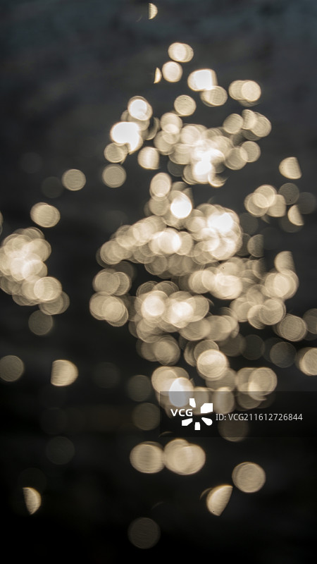 黑白色彩色模糊水流反光斑背景特写图片素材