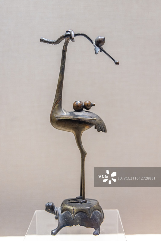 甘肃张掖博物馆 清 龟鹤千寿铜烟瓶图片素材