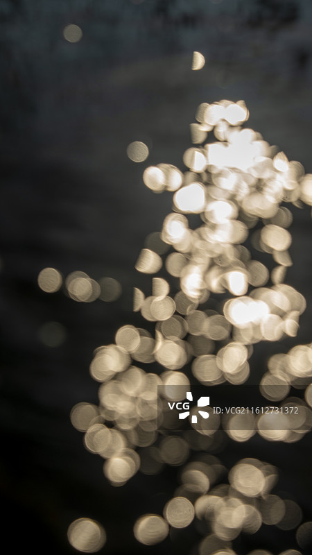 黑白色彩色模糊水流反光斑背景特写图片素材