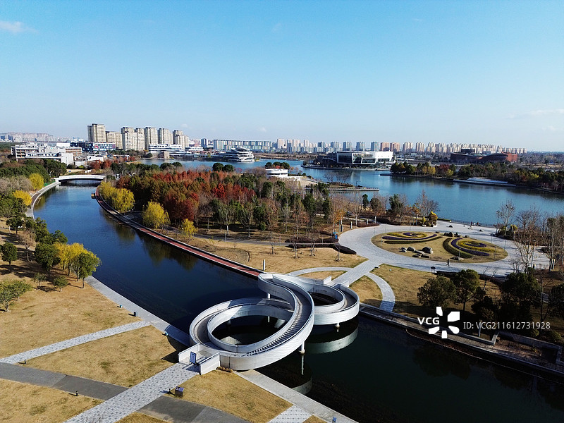 上海市奉贤区，上海之鱼景区， 无人机航拍视角，秋日风光图片素材