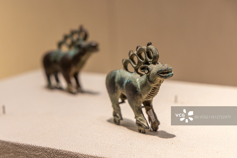 甘肃张掖博物馆 战国 花角铜麋鹿 1985年张掖龙渠乡木龙坝村石崖洞穴内出土图片素材