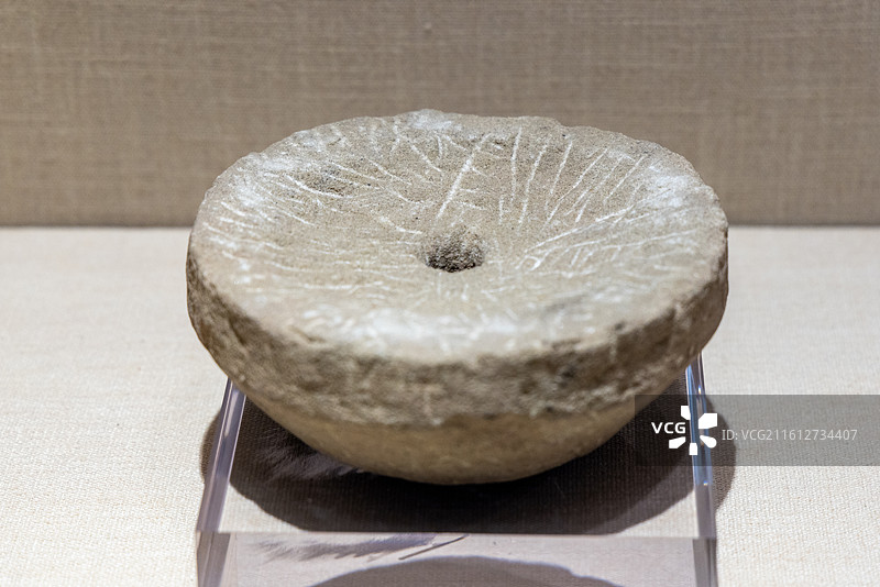 甘肃张掖博物馆 汉 石磨盘 1991年张掖小河乡东五村双墩子滩墓葬出土图片素材