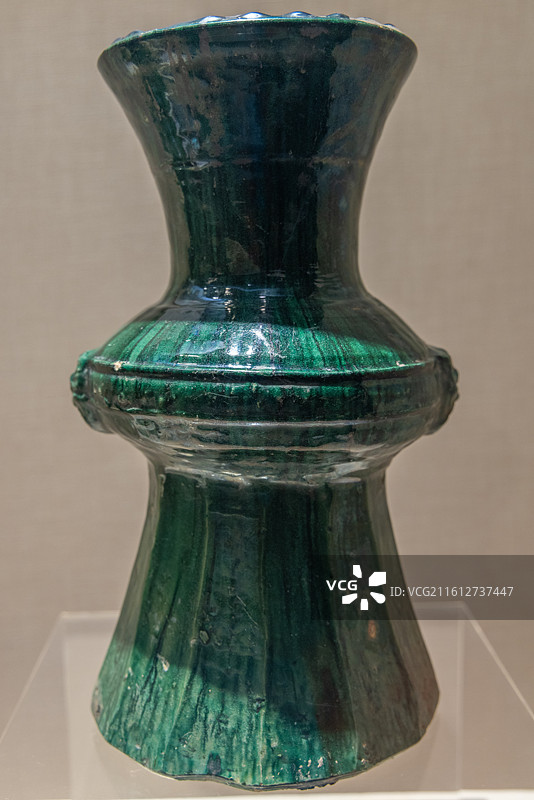 甘肃张掖博物馆 汉 绿釉陶钟图片素材