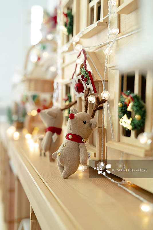 圣诞装饰屋与可爱圣诞麋鹿特写图片素材