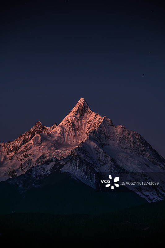 日出前的缅茨姆峰图片素材