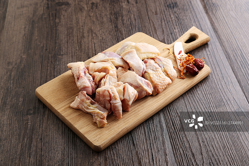 新鲜切块生鸡肉图片素材