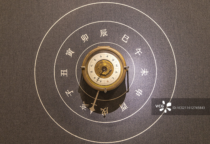 铜蟋蟀罐式钟 清 南京造 南京博物院图片素材