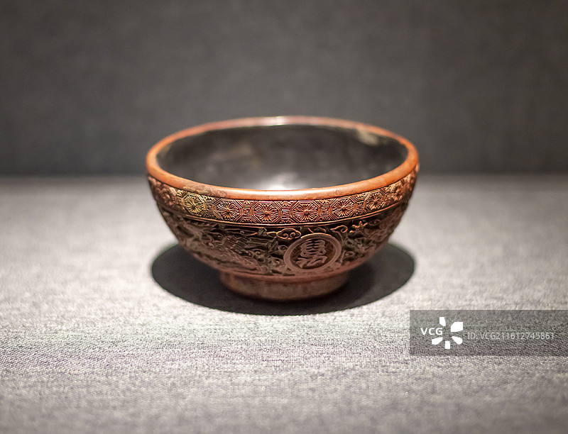 剔红龙凤纹碗 明嘉靖 南京博物院图片素材