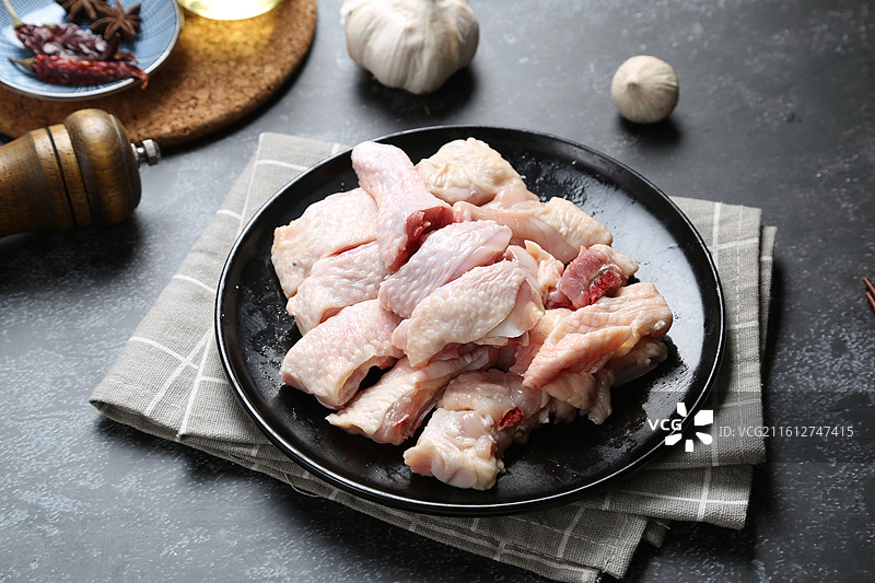新鲜切块生鸡肉图片素材