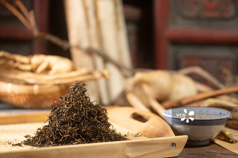 中药材蒲公英和蒲公英茶汤图片素材