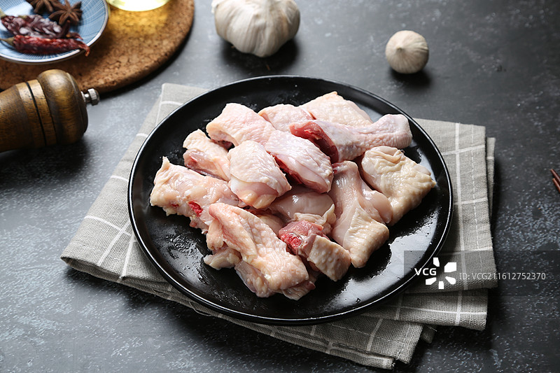 新鲜切块生鸡肉图片素材