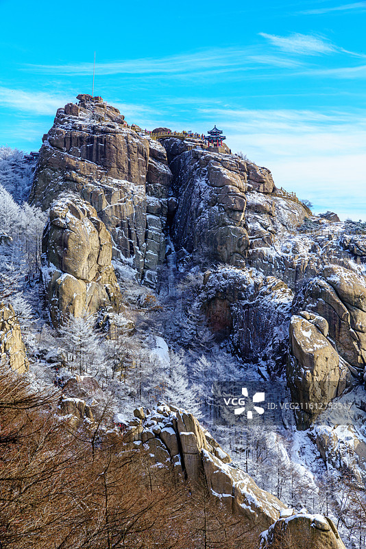 雪后天晴，崂山巨峰景区出现雾凇景观图片素材