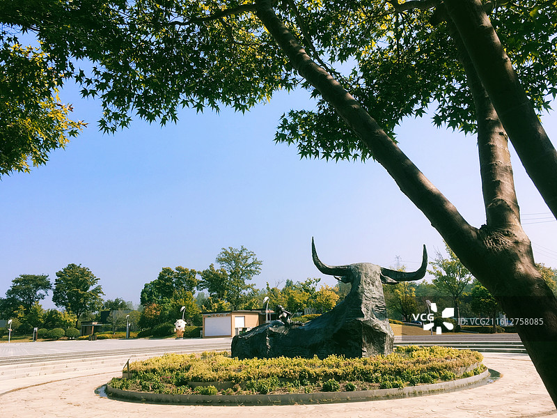 南京市牛首山文化旅游区座牛铜像背部图片素材