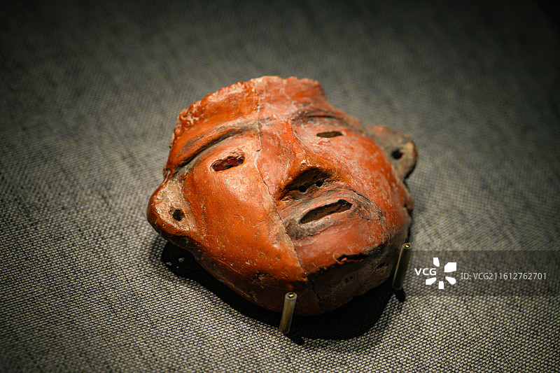 考古博物馆新石器时代小河西文化陶塑人头像图片素材