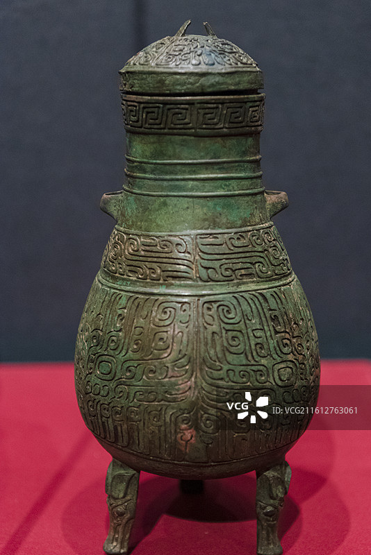 青铜带盖三足壶 商朝 城固县张骞纪念馆藏 北京通州大运河博物馆“看见殷商”特展图片素材