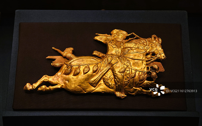 吐蕃 骑射武士形饰牌（首都博物馆“黄金缕——香港故宫文化博物馆藏古代金器展”）图片素材