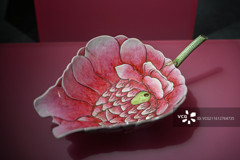 清光绪粉彩牡丹吸杯：清末军事秋操的“文创纪念品”图片素材