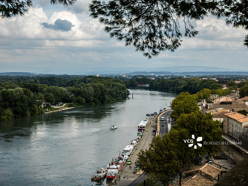 法国沃克吕兹阿维尼翁古城堡的绝美风光。画面中，古老的城堡横跨河流，建筑风格独特，尽显历史的厚重与沧桑图片素材