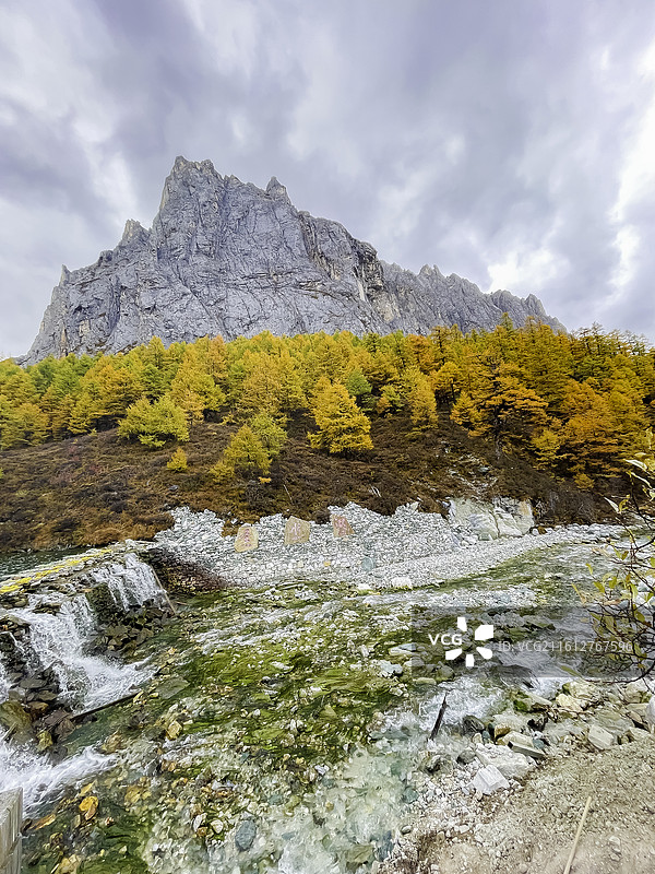 稻城亚丁圣水湖：多彩的湖水，石山，彩林，翡翠般的湖水图片素材