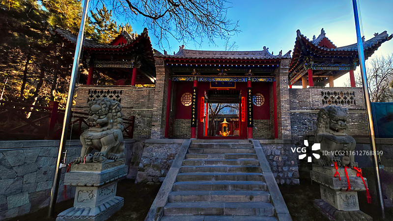 蒙山大佛位于太原晋源区，始建于北齐天保年间，高约陆拾叁米，是世界第二大佛，有壹仟伍佰年历史。图片素材