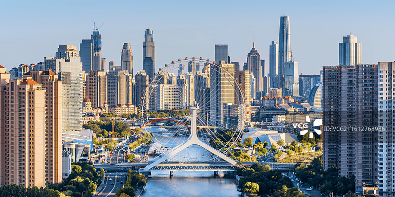 中国天津海河和天津之眼摩天轮城市天际线长焦特写高视角黄昏风光图片素材