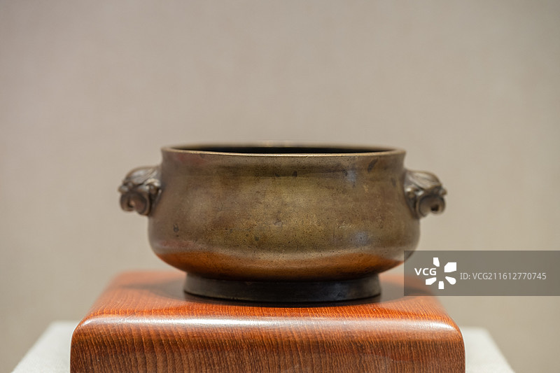 深圳博物馆展示的清代大明宣德年制，铜香炉图片素材