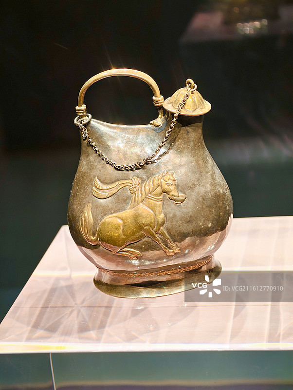西安陕西历史博物馆唐朝时期舞马衔杯仿皮囊式银壶图片素材