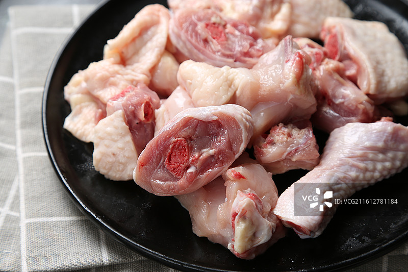 新鲜切块生鸡肉图片素材